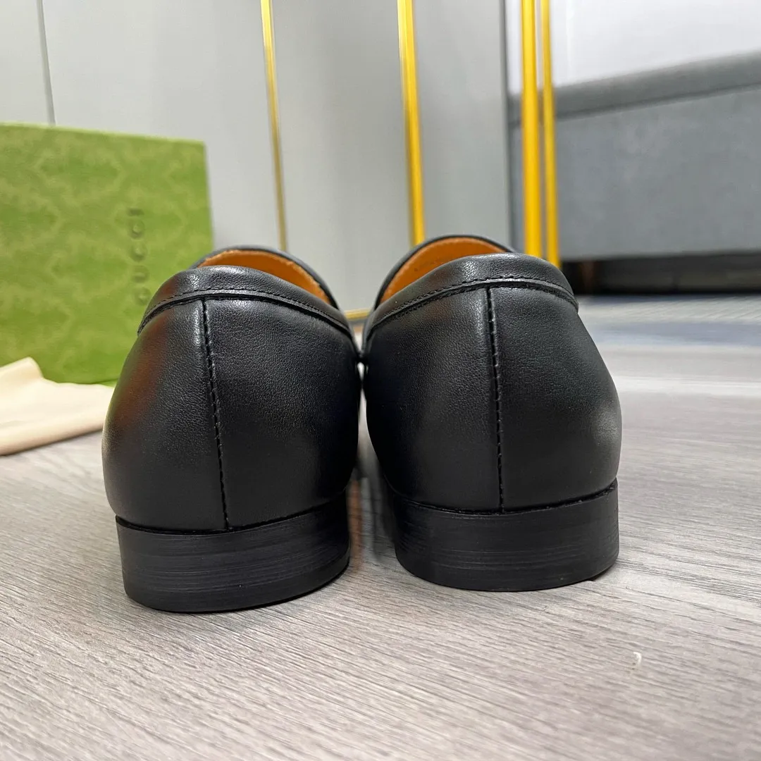 Ex-factory price: 480💰-(Gucci) men’s loafers! Genuine molded horsebit, a classic must-have for your shoe cabinet! The feet are particularly delicate! This Gucci original version is a set last, and we are consistent with the counter! Therefore, it is more comfortable in terms of last shape and comfort! Take it to the counter and compare at will! Good shoes are more than just what they make! But grasp the essence from the inside out! Material: Imported first-layer cowhide! Genuine leather outsole imported from Italy, size: 39-44 (38/45 customized, non-refundable)